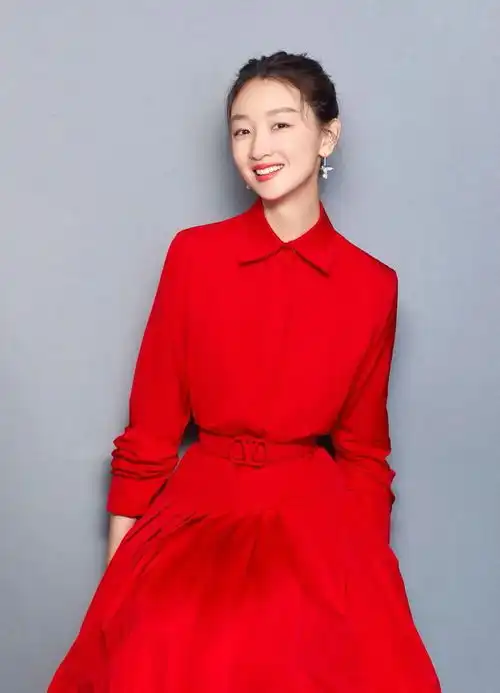 周冬雨换风格了,火红连衣裙配透明高跟鞋,热情奔放有活力