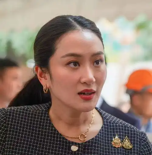 泰国美女总理视察灾区,脚踩香奈儿高跟穿长裙,精心搭配珠宝首饰
