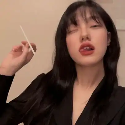 这城市的风总是很大,孤独的人总是晚回家霸气抽烟的社会大姐女生头像