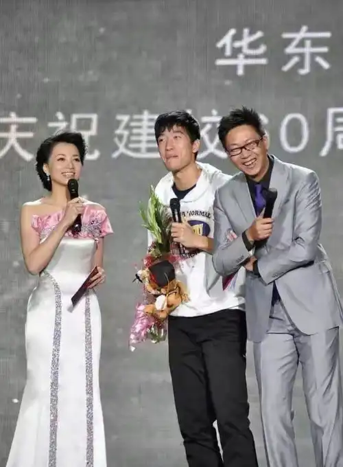 董卿真是中年女人的榜样穿抹胸缎面礼服裙,跪地主持身段也优美