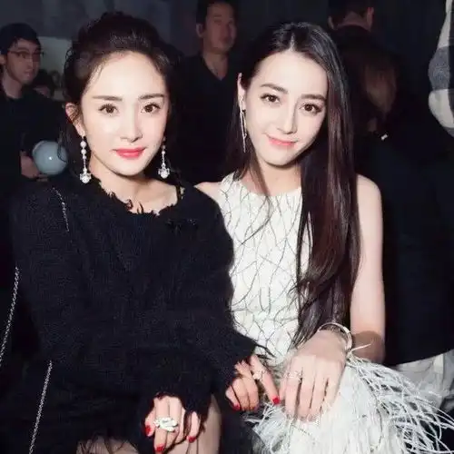 杂志主编夸杨幂瘦了越来越漂亮,迪丽热巴真的失宠了吗