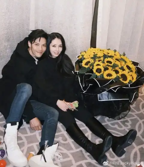 向佐晒全家福为妈妈和老婆郭碧婷庆生女儿小奶黄罕见出镜呆萌可爱