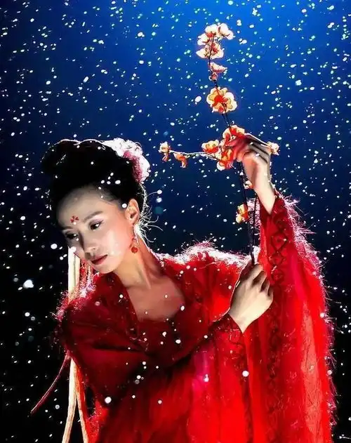 女星红衣古装照盘点赵露思飒爽,杨超越英气,郑爽显病态