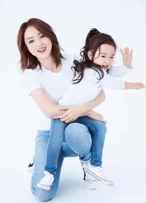 40岁的董璇和女儿拍写真集,穿亲子服格外温馨,活得像少女