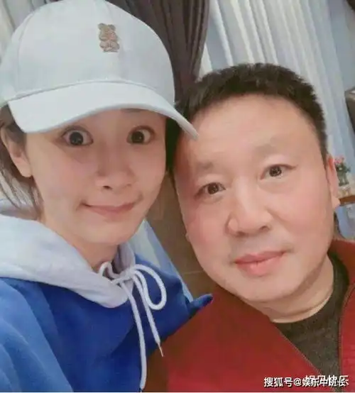 杨紫母亲原来是她藏了20年身份不一般,难怪杨紫一直不公开她