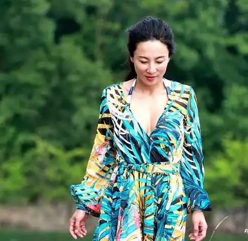 52岁的她是真的牛,年轻火辣完爆18岁少女,一点都不像装嫩