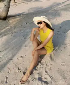 杜若溪晒海滩美照,穿黄色露背裙身材似少女,瘦60斤果然不一样