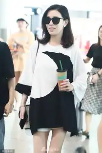 组图佘诗曼穿黑白裙装简约大方嘬吸管喝咖啡御姐秒变少女