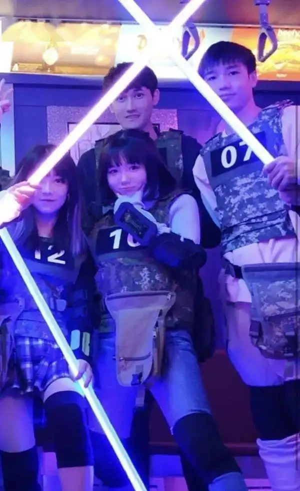 karsa也有女朋友了jkl还是熟悉的电灯泡