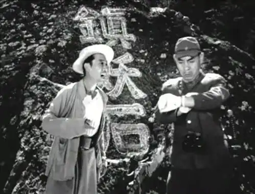 影视美女正在打鬼子,枪里却突然没子弹了