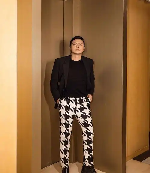 陈志朋苏有朋晒照,苏有朋穿出少年感,陈志朋穿千鸟格展型男气质