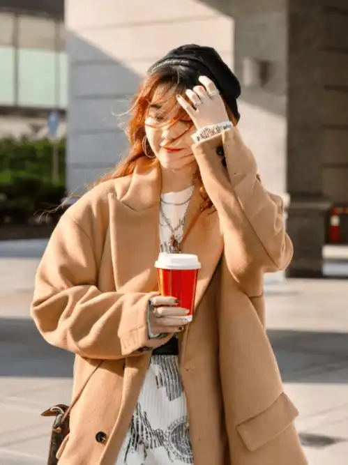 中年女性如果想要尝试半身裙搭配大衣