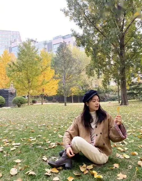 赵今麦走文艺少女路线穿驼色外套搭配贝雷帽,艺术气息太浓厚