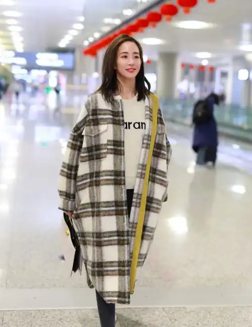 张钧甯不愧是淡雅的盐系女孩,穿格纹外套像女大学生,太清纯了