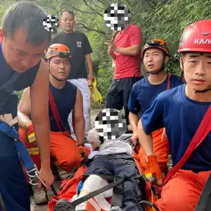 女子爬山时摔伤被困,北京门头沟消防紧急救援