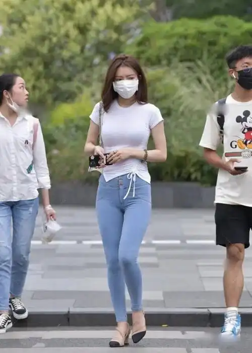 会穿又会玩,直接火了无痕牛仔裤,令中年女士刮目相看