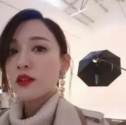 大热天穿高领毛衣自拍,陈乔恩元气满满,你能看出女神40岁了吗