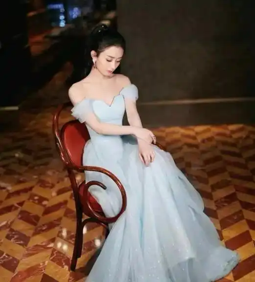 赵丽颖靠水晶裙美成艾莎女王成全场焦点,离开精修图,这谁能顶得住