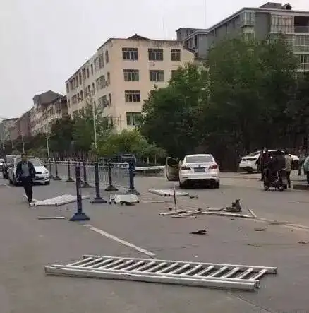 南充一女司机因开车紧张发生车祸,隔离栏穿进车内...