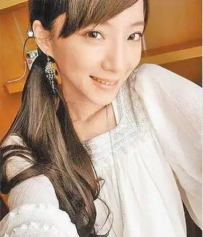 美女网上造假美白霜效果被揭发后关版道歉