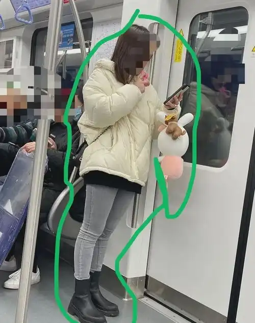 一女子在上海地铁5号线不戴口罩还在吸电子烟网友胆可真大