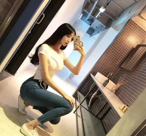 小姐姐搭配牛仔裤,窈窕身姿优雅迷人,好气质显女人味