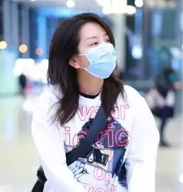 何洁最新机场照,穿长白t玩慵懒少女风,身材不咋气质却很吸引人