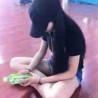 qq头像女生盘腿坐戴帽子冷艳