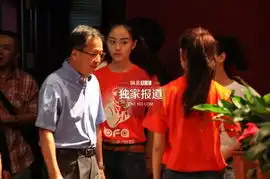 北影开学典礼美女新生睡倒一片红衣女抢镜