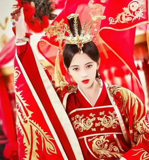 女星红衣古装照盘点赵露思飒爽,杨超越英气,郑爽显病态