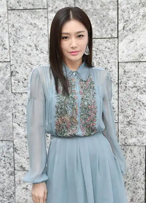 中年女人穿错衣服很土,跟着秦岚学穿搭,减龄时尚有气质