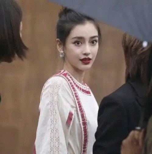 女星也有黑眼圈烦恼,赵丽颖产后严重老十岁,杨幂花重本保养