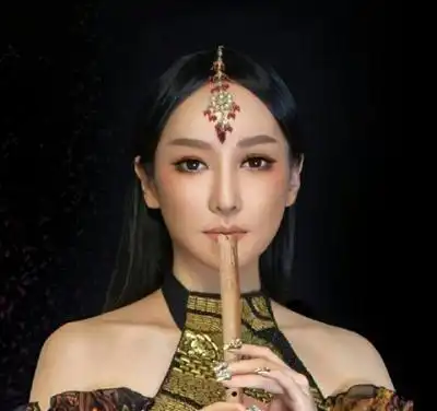 萨顶顶卸妆后神婆变玉女,素颜皮肤状态好,清纯可人宛如少女