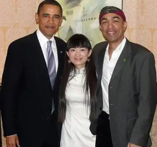 此人是奥巴马亲弟弟不仅定居深圳还娶中国美女,从不靠哥哥