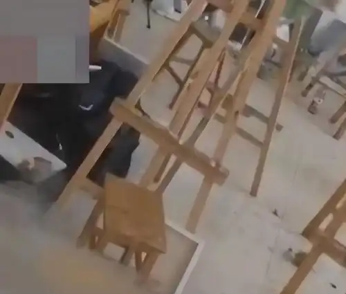 曝烟科男女画室恩爱露正脸,女娴熟男配合超默契,座椅脏乱难清理