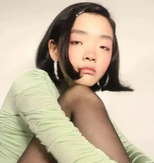 非主流少少女变亚洲超模,18岁就被各大牌包养,却被网友说太丑