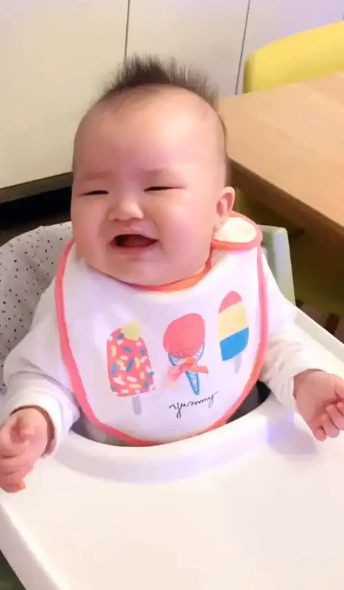 熊黛林假装打喷嚏逗女儿,11个月大小女儿眯眼咧嘴笑,超萌