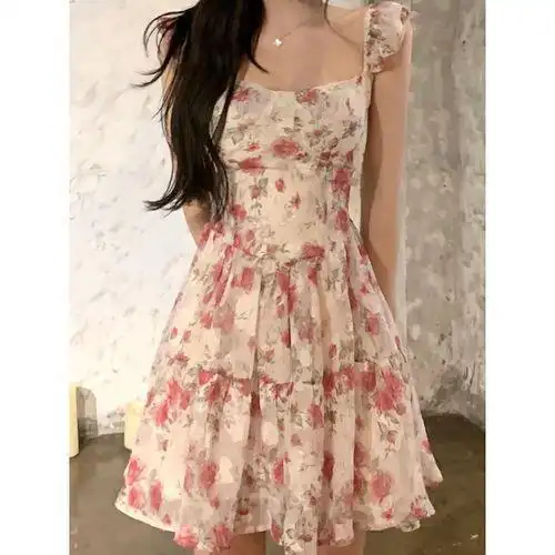夏天一定需要一条碎花裙打造出甜美少女感,关键是显白又显气质