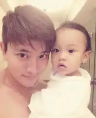 贾乃亮抱女洗澡萌呆自拍被调侃像抱个小李小璐