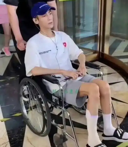 总是坐轮椅出行,拍戏时被对手打到受伤,这个男演员水逆吗