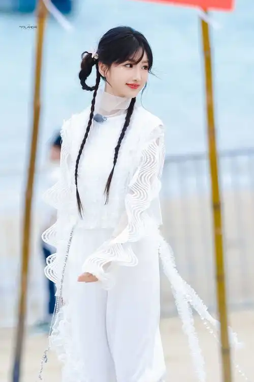 毛晓彤撑水母伞少女感满满轻灵甜美仙气飘飘