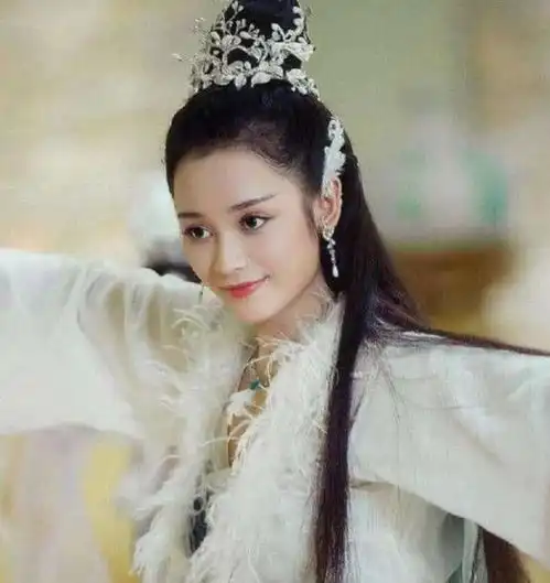 同戴奇妙耳饰躲过穗禾,扛过招摇,看到她这谁扛得住