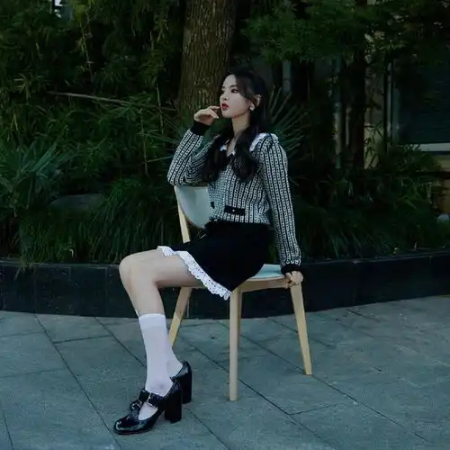 谁说穿丝袜才有女人味看杨超越穿短裙配儿童袜,照样很撩人