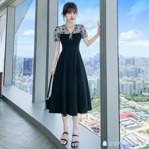 法式赫本风小黑裙子2021年夏季新款女冷淡风气质泡泡袖长款连衣裙
