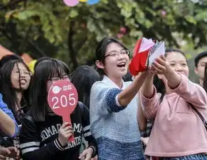 华师女大学生竞拍男生烟大男生化妆庆祝女生节