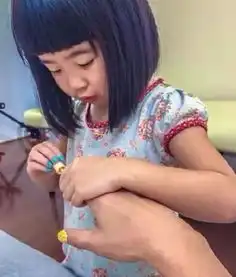 星二代贝儿多多夏天这美甲充满少女心贾乃亮成甜馨专属美甲师
