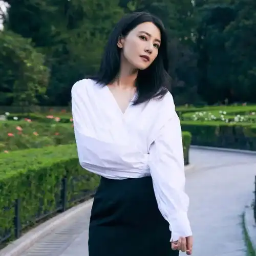 星周搭高圆圆和刘诗诗的白衬衫穿搭,可太好看了