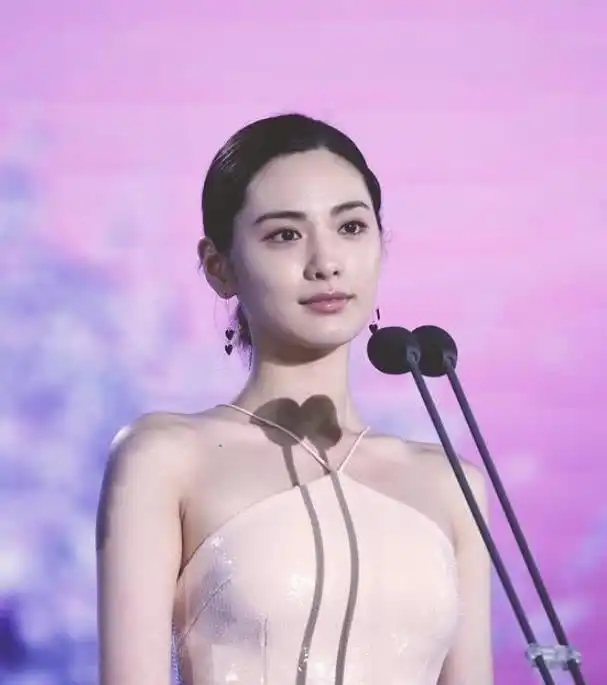 世界第一美女长啥样穿硅胶人鱼裙美得惊心动魄,堪称行走的人鱼