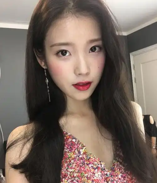 真正母胎美女完全没整过iu晒幼时嫩照20年没变依然白肌大眼