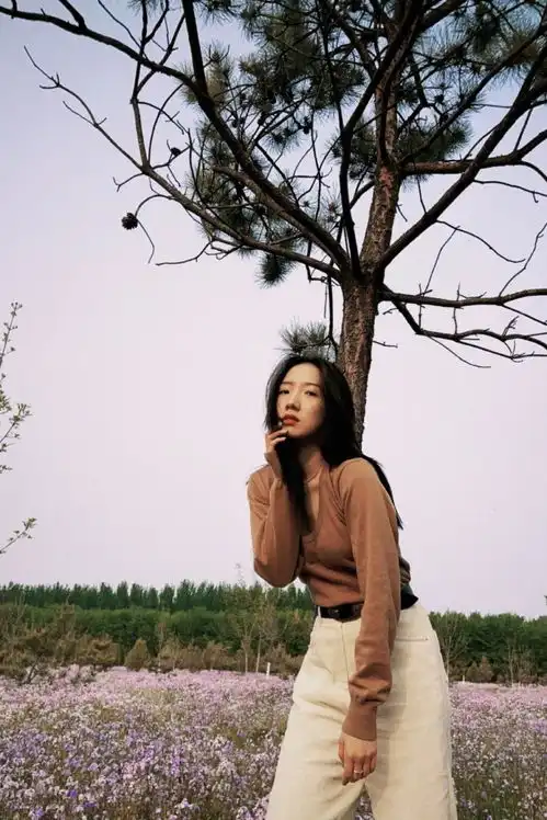 孟美岐晒出与宋妍霏合拍,在线示范闺蜜照教程,气质相差大引争议